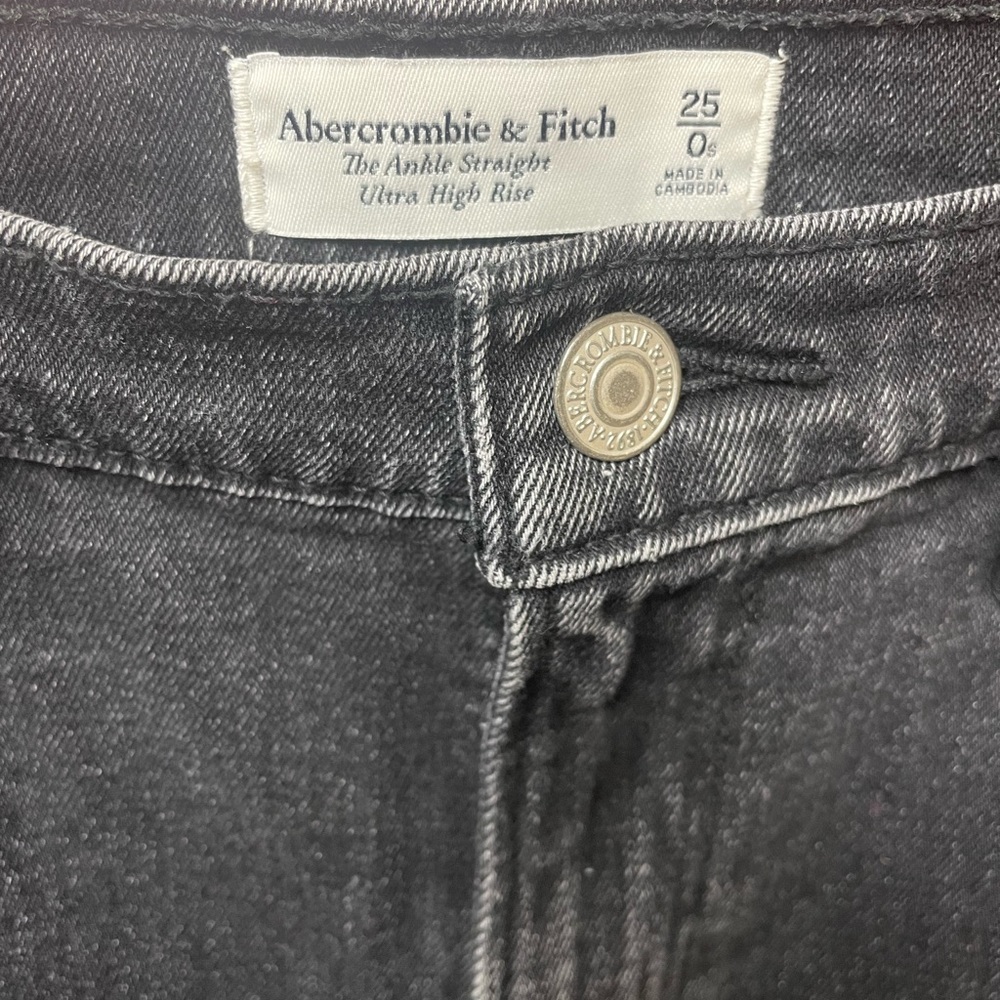 Abercrombie & Fitch
The Ankle Straight
Ultra High Rise